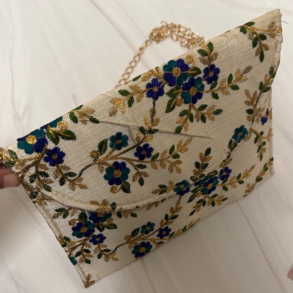 NWT Floral Chain Strap Clutch - Cream and Blue side bags - Picture 4 of 7